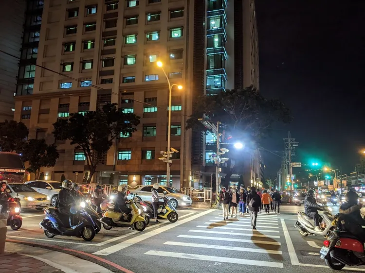 台中市持續增設行穿線照明，提升路口行穿線能見度，輔助汽機車駕駛注意路況。市府提供