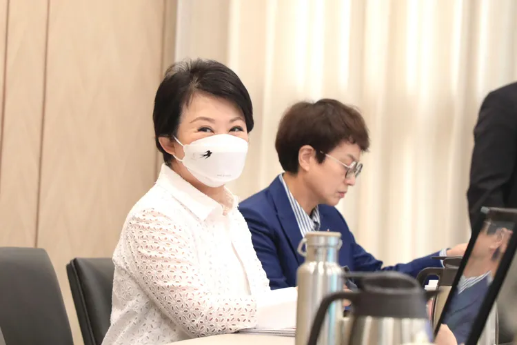 盧秀燕建議中央對「永續提升人車安全計畫」之人行空間改善工程經費全額補助，以加快改善速度。市府提供