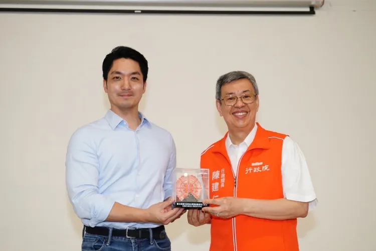 蔣萬安陪陳建仁視察萬大線工程前受訪回應。北市府提供