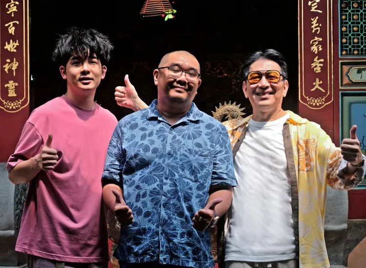胡瑋杰（左起)、大師兄與高捷。草舍文化提供