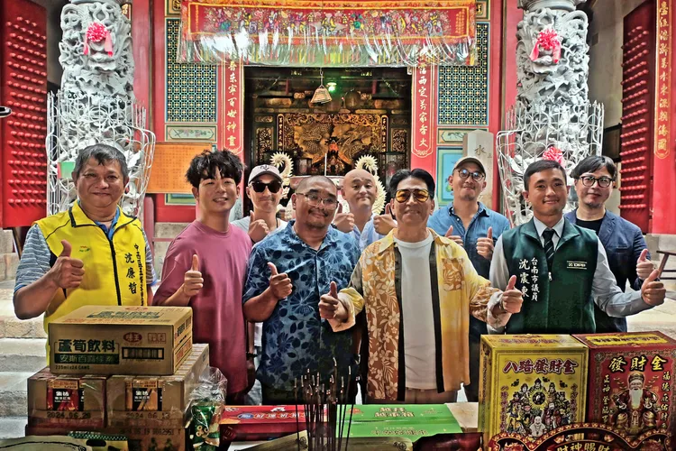 《你好，我是接體員》在台南正式開鏡，左起水仙里里長沈廉哲、胡瑋杰、導演林立書、原著大師兄、監製_製作人周銓、高捷、導演鄒奕笙、沈震東議員、台南文化局專委黃宏文。草舍文化提供