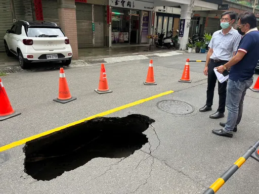 台南安平路面突然下陷 轎車驚險越「天坑」難逃爆胎一途