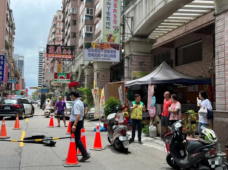 現場圍起三角錐警示，附近住戶議論紛紛。市議員李啟維提供