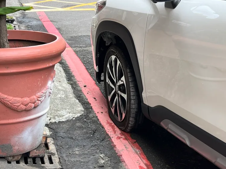 轎車行經時路面突然下陷，驚險躲過天坑，左前輪爆胎。讀者提供