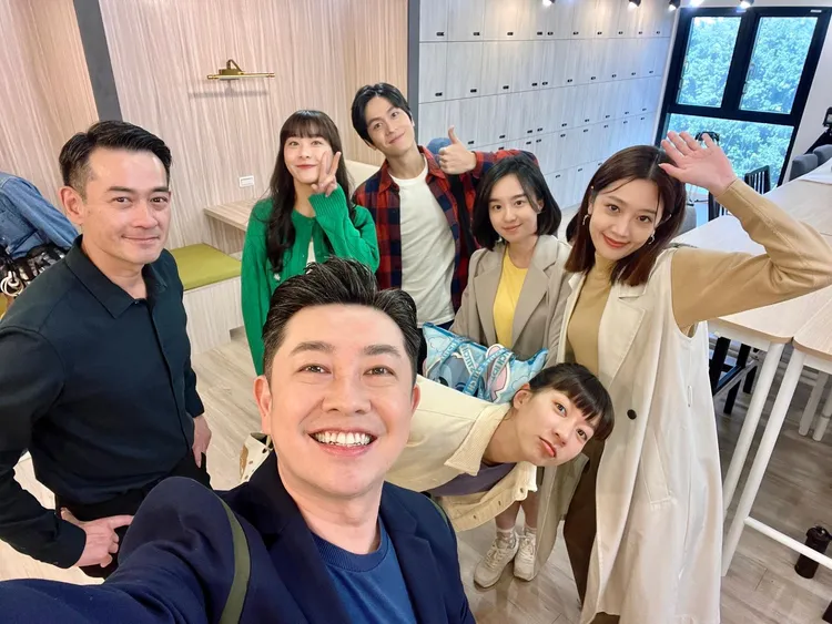 李明川（前）與演員拍戲氣氛歡樂。衛視原創提供