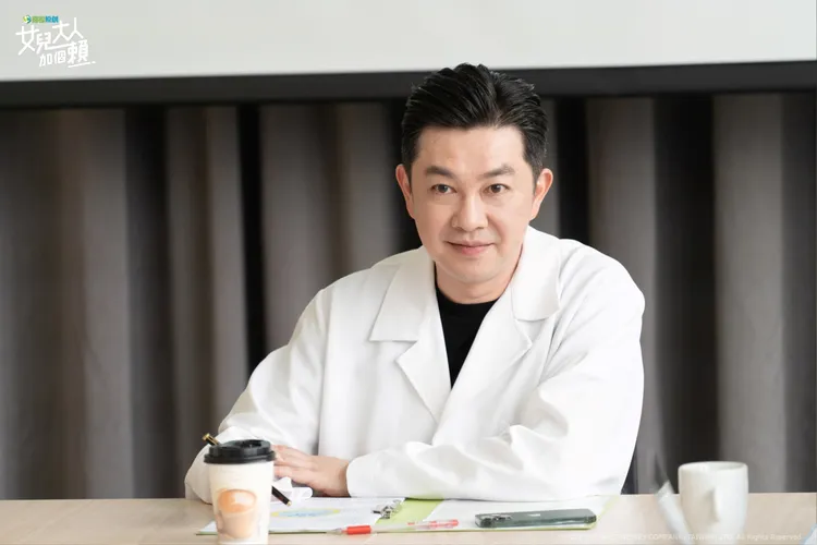 李明川飾演醫院院長自費梳油頭。衛視原創提供