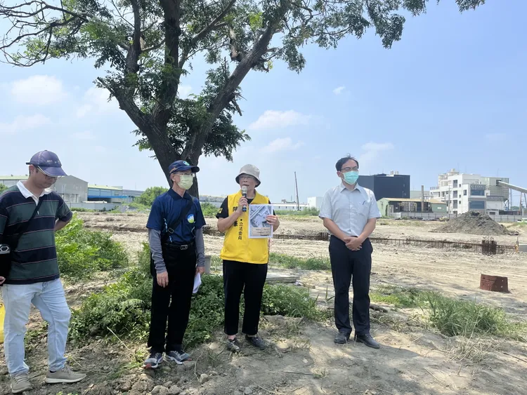 陳椒華與環保局等相關單位，前往學甲勘查。陳椒華提供