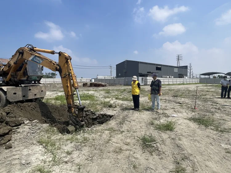 現場動用怪手開挖。陳椒華提供