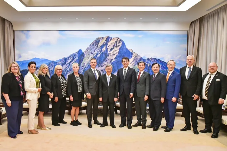 陳建仁與訪問貴賓合影。行政院提供