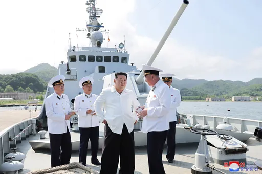 北韓官媒:金正恩登軍艦校閱巡弋飛彈試射