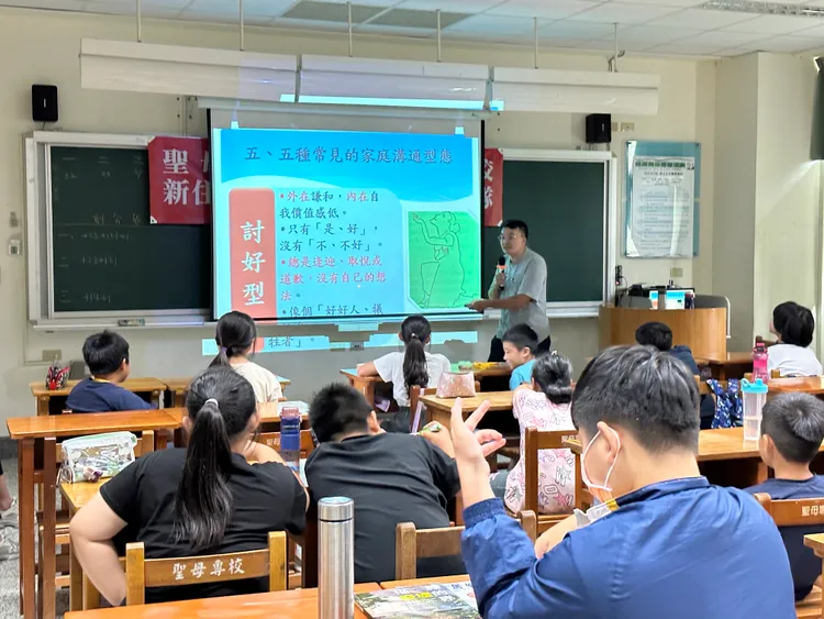 營隊內容涵蓋團隊動力、自我探索、性別平等、口說表達與技巧、多元文化和創意思維等多元主題。翻攝畫面