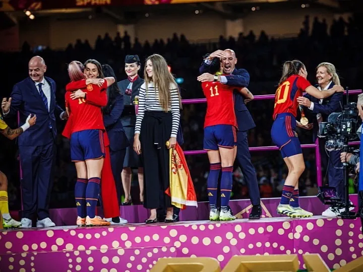 RFEF發布圖1：艾爾莫索雙臂環抱主席到身後，主席雙手輕置於球員上背部，無法施力；主席腳微離地。
影像與文字描述取自RFEF官網