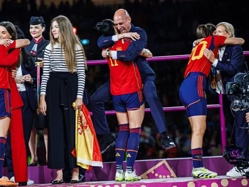 西班牙足協公布4連環圖控女球員撒謊 主席強吻事件延燒