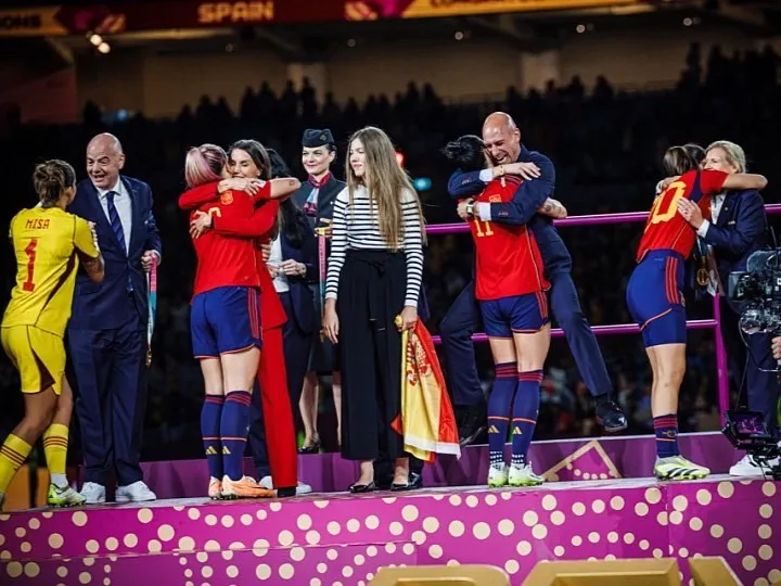 圖3：艾爾莫索以相同方式環抱主席身體，主席因被抬離地面得保持平衡，必須讓手臂更靠近球員背部；艾爾莫索背部傾斜明顯，這是由於她用力之故。
影像與文字描述取自RFEF官網