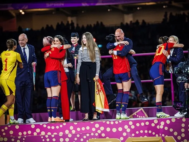 圖4：艾爾莫索繼續以同樣方式抱主席，主席必須繼續抓著球員以免摔倒，明顯球員身體的拱型與對主席施加的升力相對應；由於球員的動作，主席的腳明顯離開地面。
影像與文字描述取自RFEF官網