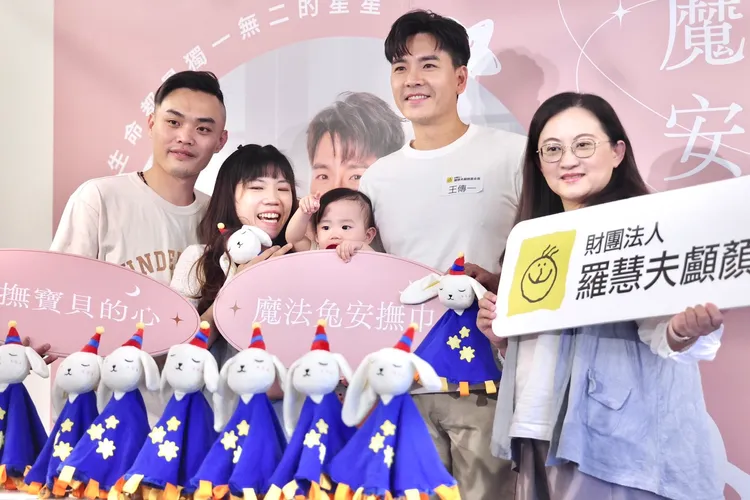 王傳一（右二）呼籲大家尊重顱顏兒家庭。林林攝