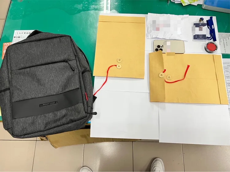 警方查扣作案用背包、牛皮紙袋、假收據、假工作證、手機、印台等證物。翻攝畫面