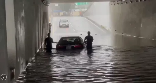 樹林中山地下道積水近1公尺　汽車誤闖慘拋錨、駕駛已脫困