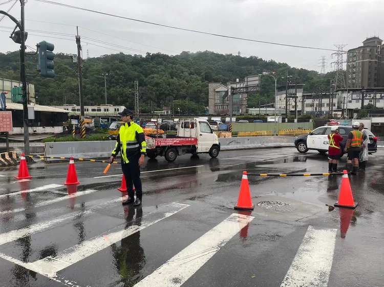 樹林警方封閉中山地下道，區公所已調派抽水車抽水，目前暫停通行。翻攝畫面