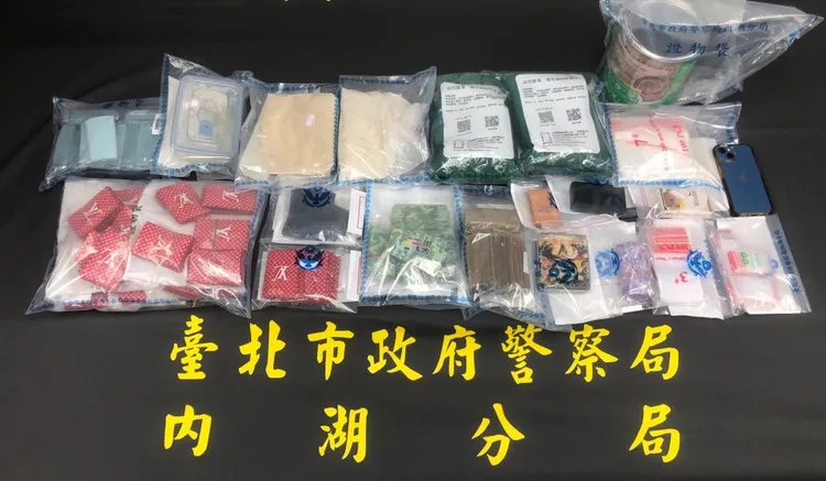 警查扣相關證物。翻攝畫面