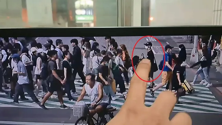 唐嫌尾隨被害人過馬路，伺機扒竊。民眾提供