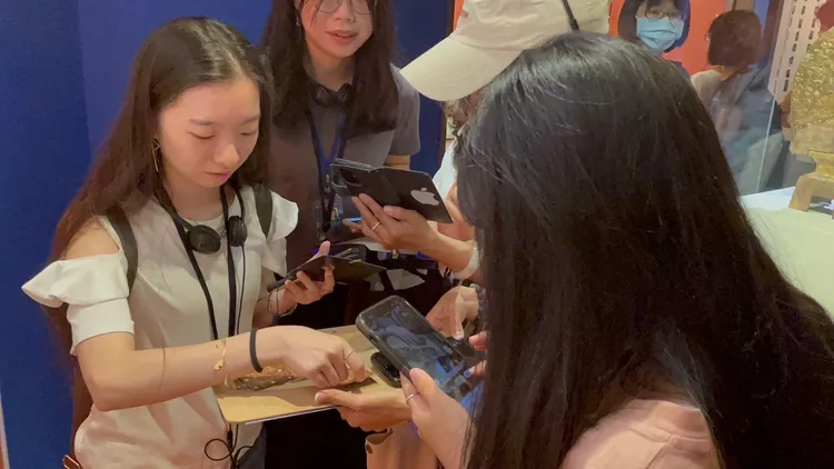 新二代親善大使團一同體驗故宮解謎遊戲。左一為新二代親善大使李盈璇。移民署提供