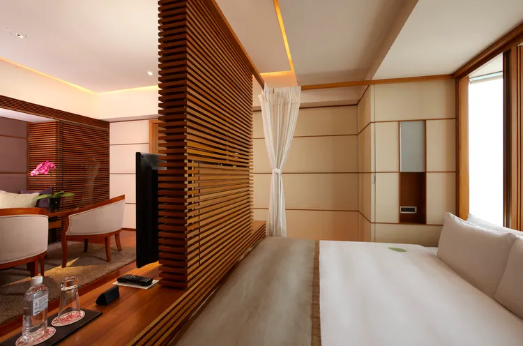 SPA Villa 寵愛假期住房專案祭出充滿南國風情與優雅靜謐感的沐蘭套房。台北晶華酒店提供