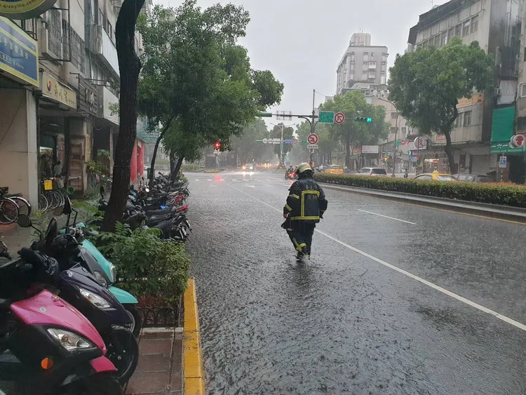 台北市有淹水情況。台北市消防局提供