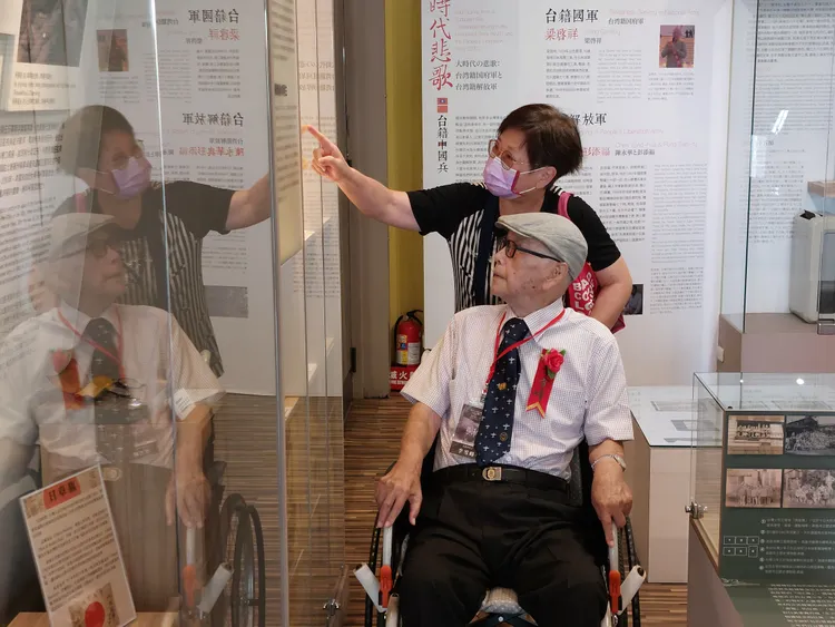 台灣少年工李雪峰先生與家屬觀看「造飛機的日子」─台灣少年工微型展。文化局提供