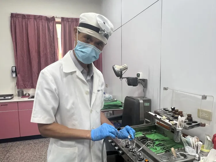 大甲李綜合醫院耳鼻喉科醫師林金生表示，在患者耳內發現7隻蛆，相當罕見。大甲李綜合醫院提供