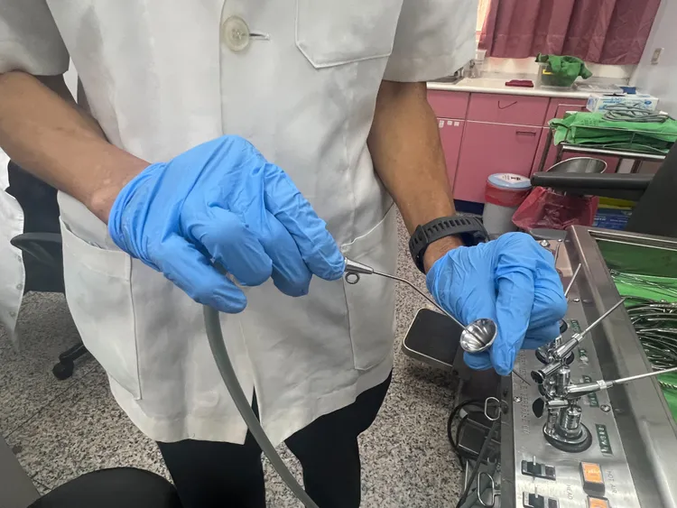 林金生使用耳鼻喉抽吸管抓蟲。大甲李綜合醫院提供