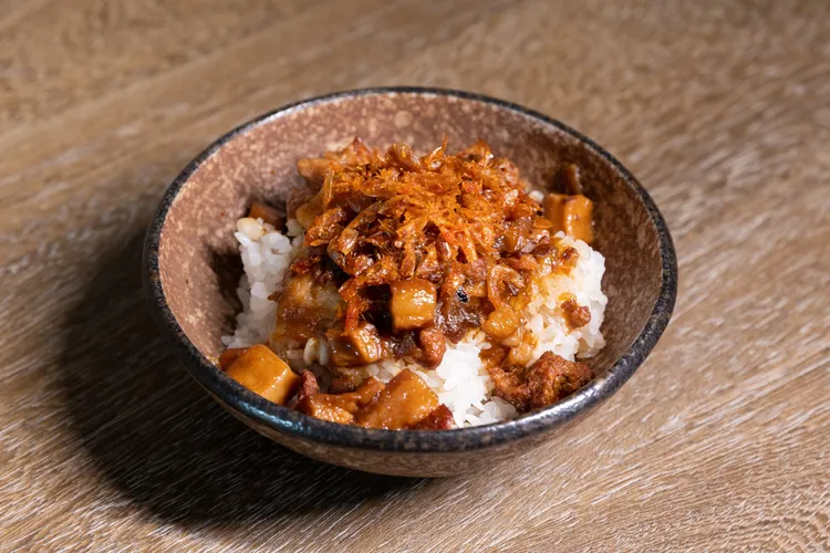 豬肉榮小料理櫻花蝦滷肉飯。市府提供