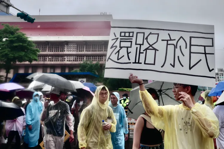 民眾冒雨參加還路於民遊行。林林攝