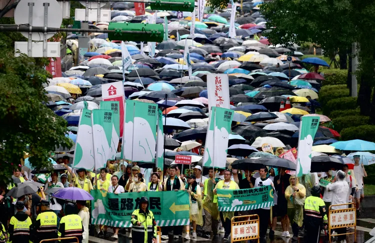 民眾冒雨參加還路於民遊行。林林攝