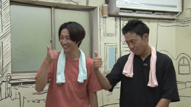 相葉雅紀（左）與陽光池崎得知中華民國保護動物協會為了增加浪浪被認養的機率，會特別訓練浪浪，感到很欽佩。翻攝24hourTV推特