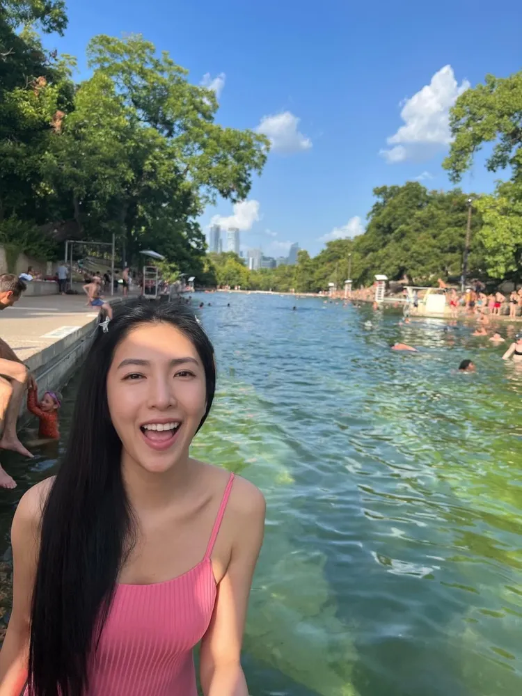 看得出楊謹華十分放鬆。