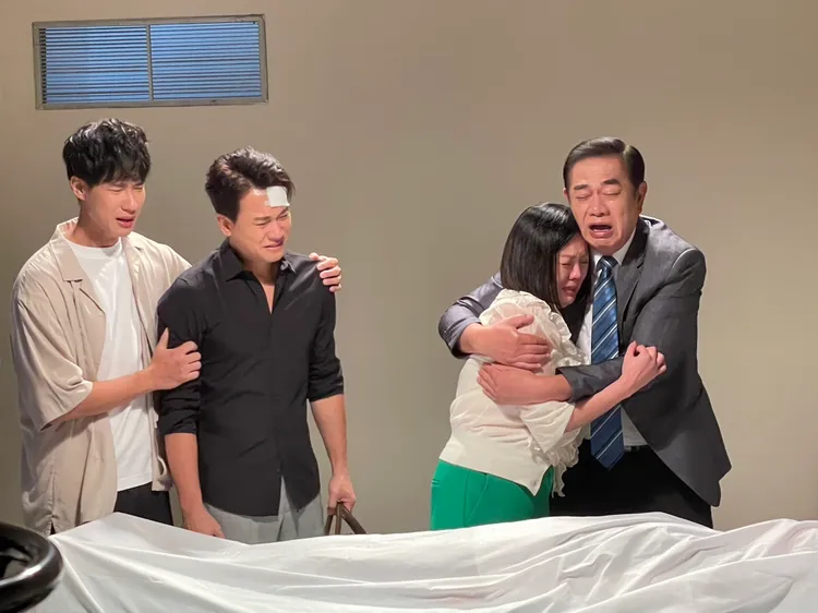 張銘杰（右起）、苗可麗、王振復、盧彥澤哭得傷心。三立提供