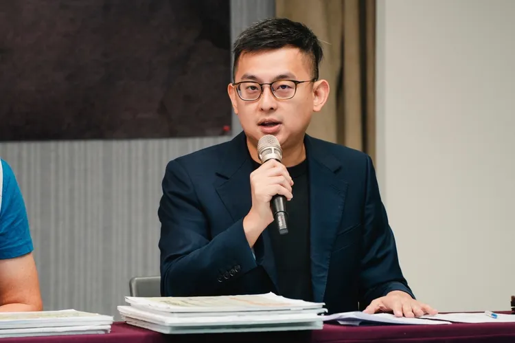 卓冠廷指出，特別預算舉債根本不等於國債。民進黨提供