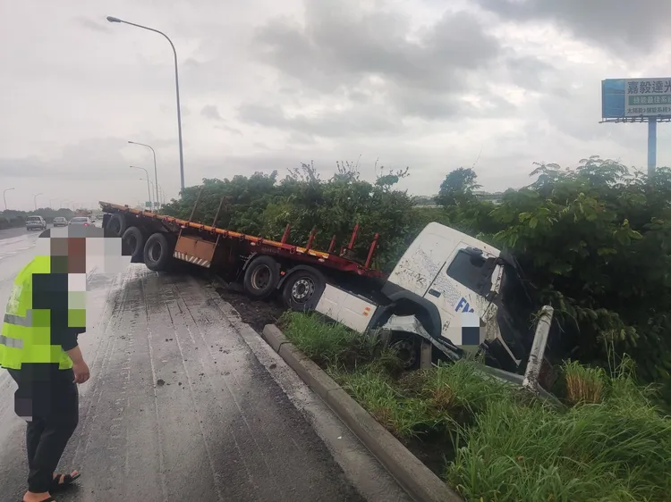 聯結車也衝進邊坡，駕駛沒有大礙。民眾提供