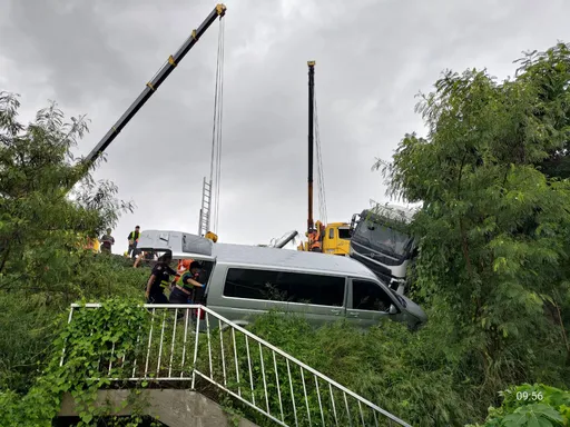 滿載8人廂型車開往墾丁 國1雲林路段擦撞聯結車!衝邊坡釀4傷