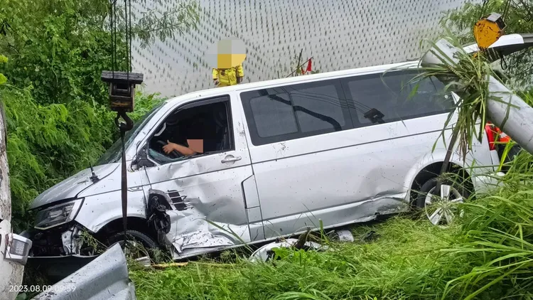 廂型車連同駕駛共有8人，原本要到屏東旅遊，車禍造成4人受傷。民眾提供