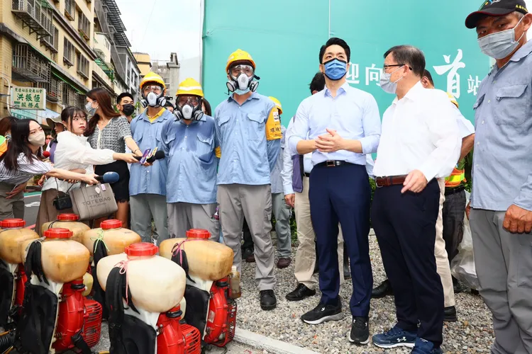 蔣萬安今到大同區視察登革熱孳生源清消時受訪。彭欣偉攝