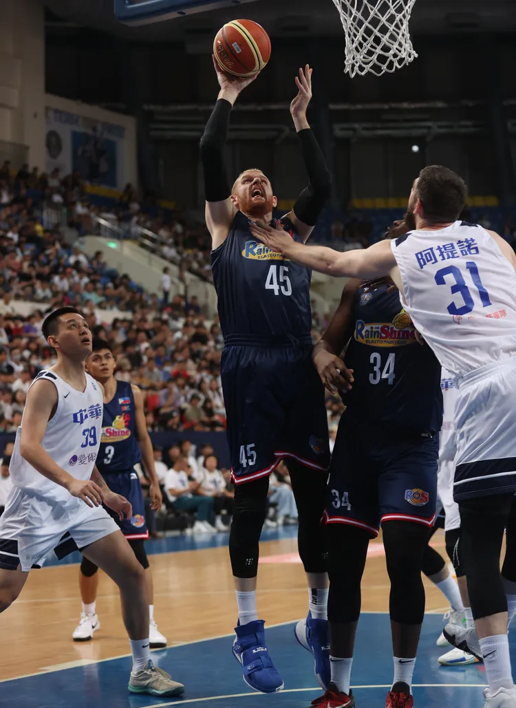 艾凡斯(中)。中華籃協