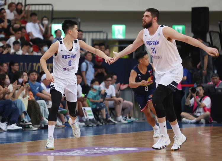 阿提諾(右)林庭謙(左)。中華籃協