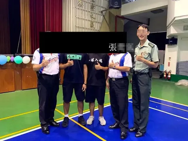 被控性騷擾女學生的張姓主任教官（右一）。翻攝網路