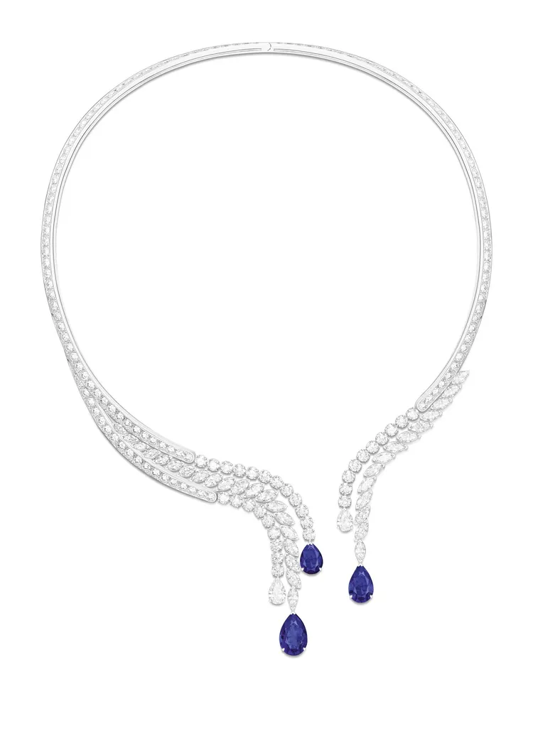 Wings of Light 18K白金藍寶石鑽石項鍊，展現了不對稱廓形的美學，約2320萬元。品牌提供