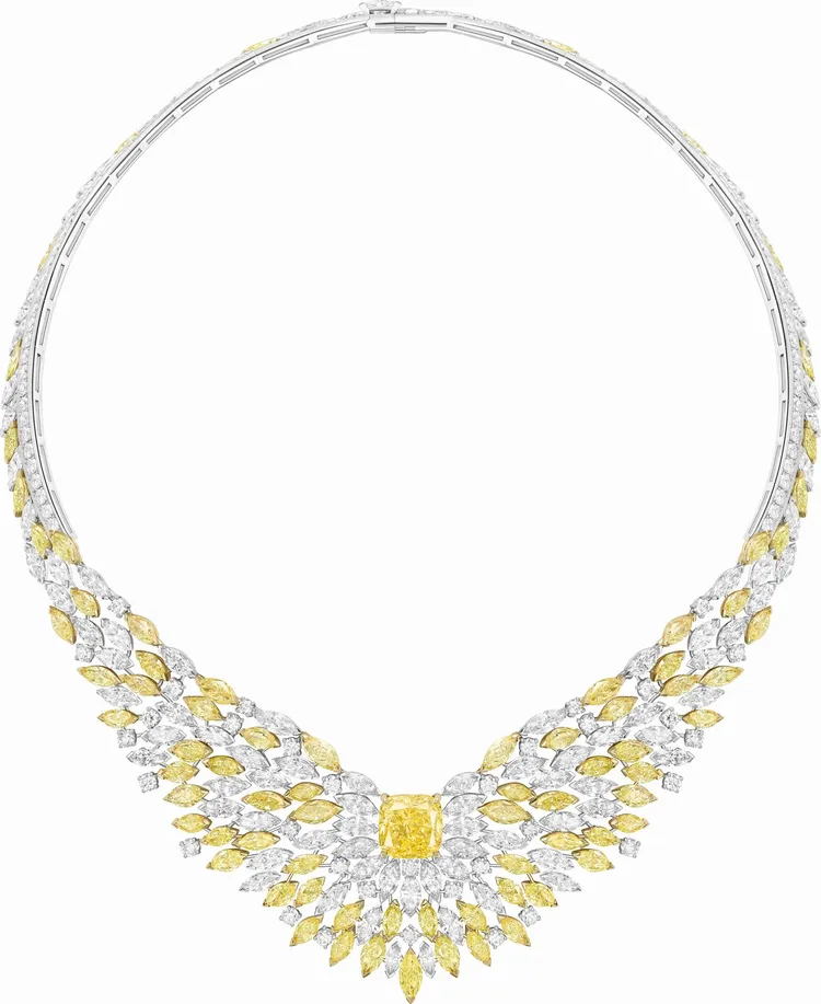 謝盈萱所戴的Golden Oasis鉑金黃鑽項鍊，主石為6.63克拉的枕型切割豔彩黃鑽，約7000萬元。品牌提供