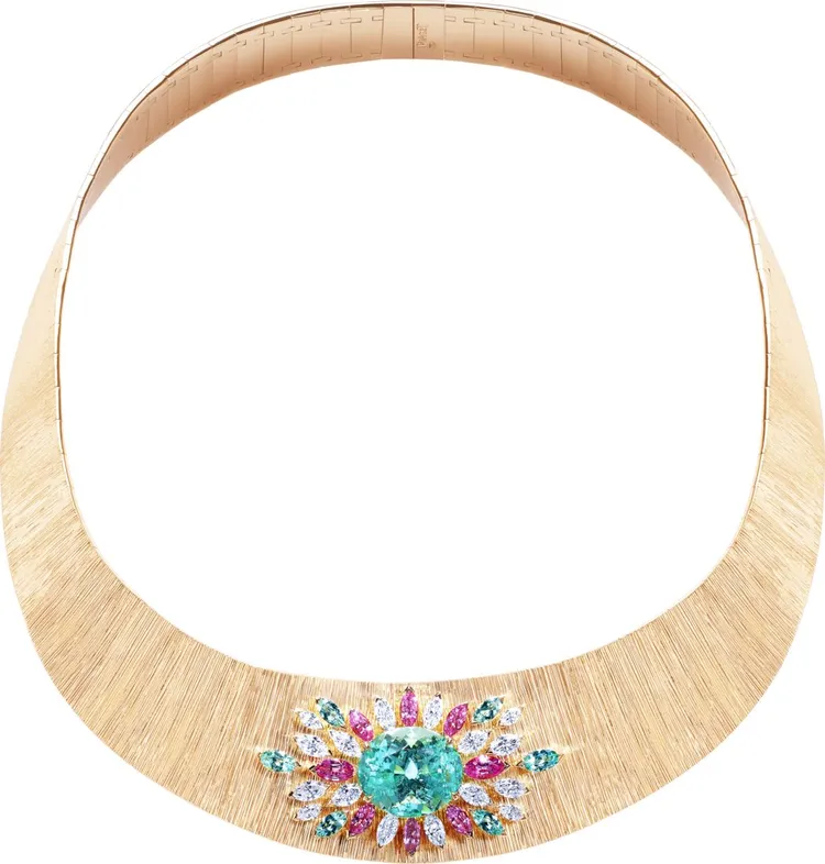 林予晞選戴的18K玫瑰金帕拉伊巴碧璽項鍊，有著伯爵誕生於1961年的宮廷式雕刻飾紋，約1130萬元。品牌提供