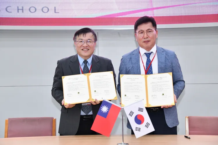 南山中學校長蔡銘城與韓國圍棋高級中學校長金吉坤締交友好學校，讓圍棋隊的校際交流成為促進國民外交的最佳示範。校方提供