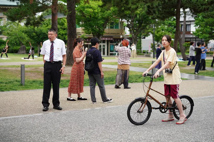 片中時間暫停時，只剩清原果耶（右）可以動，她必須拉人力車移動岡田將生。甲上娛樂提供